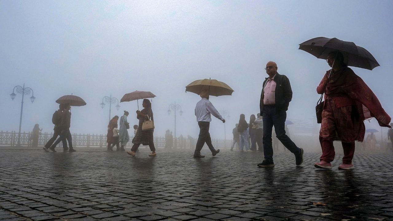 നവരാത്രി ഉത്സവത്തിനുശേഷം കേരളത്തിൽ കാലവർഷം പൂർണമായും ദുർബലമാകുമെന്ന് കാലാവസ്ഥാ വകുപ്പ് അറിയിച്ചു. ഉത്തരേന്ത്യൻ സംസ്ഥാനങ്ങളായ രാജസ്ഥാനിൽ നിന്ന് കാലവർഷം പിൻവാങ്ങിക്കഴിഞ്ഞു. കാലവർഷം അവസാനിക്കുന്നതോടെ, കേരളത്തിൽ തുലാവർഷം ആരംഭിക്കുന്നതിനുള്ള സാധ്യതയാണ് തെളിയുന്നത്.