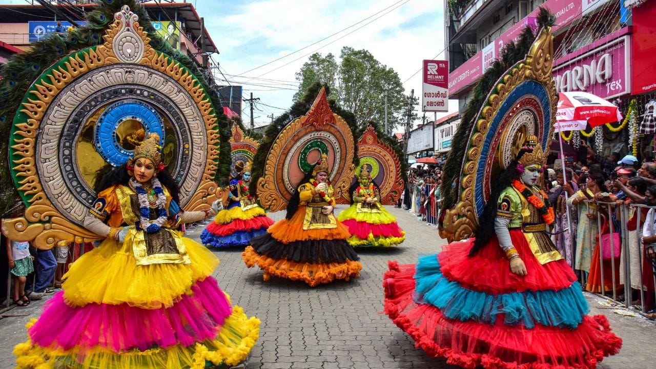 ഓണാഘോഷം അതിന്റെ ആവേശക്കൊടുമുടിയിലെത്തിക്കൊണ്ടിരിക്കുകയാണ്. ഇനി വെറു ദിവസങ്ങൾ മാത്രം തിരുവോണപ്പുലരി പിറക്കുകയാണ്. ഈ മൂലം നാളിൽ പ്രീയപ്പെട്ടവർക്ക് ആശംസ നേരാം