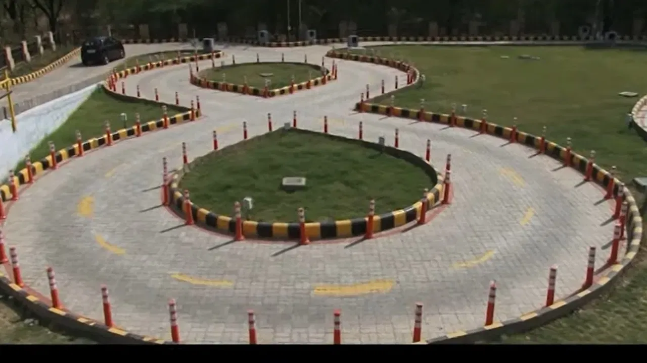 Kerala driving license test: ഡ്രൈവിങ് ലേണേഴ്സ് ലൈസൻസ് പരീക്ഷയിലും അടിമുടി മാറ്റം,  ഉദ്യോ​ഗസ്ഥന് പരീക്ഷ ചോദ്യങ്ങളുടെ എണ്ണം മാറും…