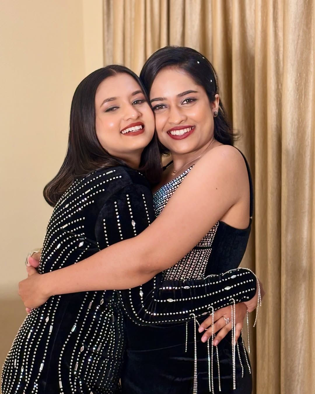 അതേസമയം കഴിഞ്ഞ ദിവസം വീട്ടിലേക്ക് അതിഥിയായി ഷിയാസ് കരീമും ശോഭ വിശ്വനാഥും എത്തിയിരുന്നു. ഇതിനു പിന്നാലെ ഇന്ന് ഹൗസിൽ എത്തുന്നത് വൈൽഡ് കാർഡായി എത്തി ടോപ് 5ൽ എത്തിയ റിയാസ് സലീം ആണ്.