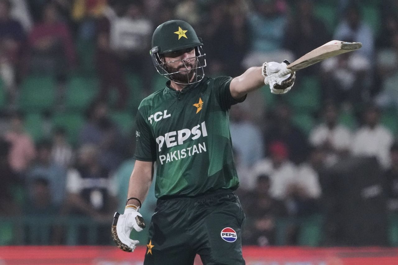 ഇന്ത്യക്കെതിരായ സൂപ്പർ ഫോർ മത്സരത്തിന് തയ്യാറാണെന്ന് പാകിസ്താൻ ക്യാപ്റ്റൻ സൽമാൻ അലി ആഘ. ഏത് വെല്ലുവിളിക്കും തങ്ങൾ തയ്യാറാണെന്ന് യുഎഇക്കെതിരായ മത്സരവിജയത്തിന് ശേഷം പ്രസൻ്റേഷൻ സെറിമണിയിൽ വച്ച് സൽമാൻ അലി ആഘ പറഞ്ഞു. (Image Credits- PTI)