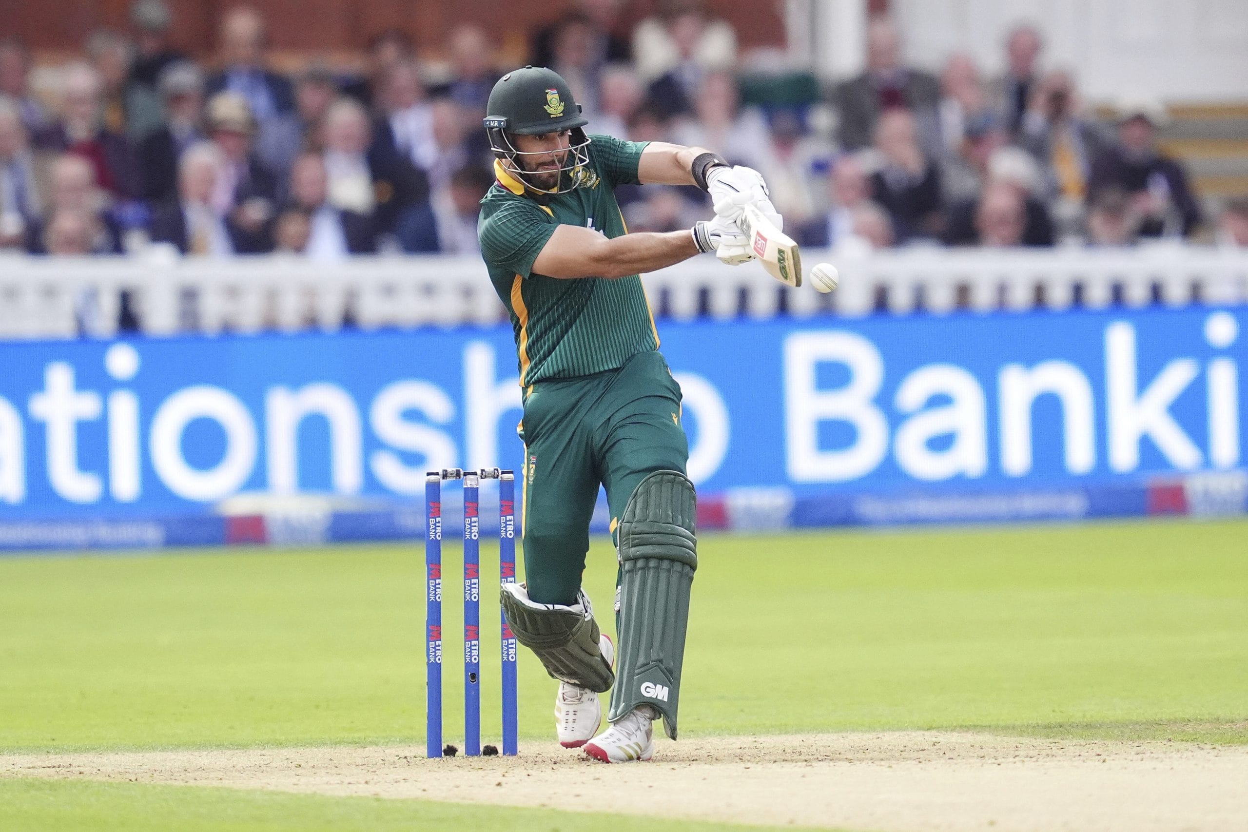 സൺറൈസേഴ്സ് ഈസ്റ്റേൺ കേപ്പിനെ രണ്ട് കിരീടങ്ങളിലേക്ക് നയിച്ച എയ്ഡൻ മാർക്രം 14 മില്ല്യൺ റൻഡിന് ഡർബൻ സൂപ്പർ ജയൻ്റ്സിലെത്തി. 12.4 മില്ല്യണിൽ ലേലം ഉറപ്പിച്ച സമയത്ത് ഈസ്റ്റേൺ കേപ്പ് ആർടിഎം ഉപയോഗിച്ചു. ഇതോടെ 14 മില്ല്യണിൻ്റെ ഓഫർ സൂപ്പർ ജയൻ്റ്സ് വെക്കുകയായിരുന്നു.
