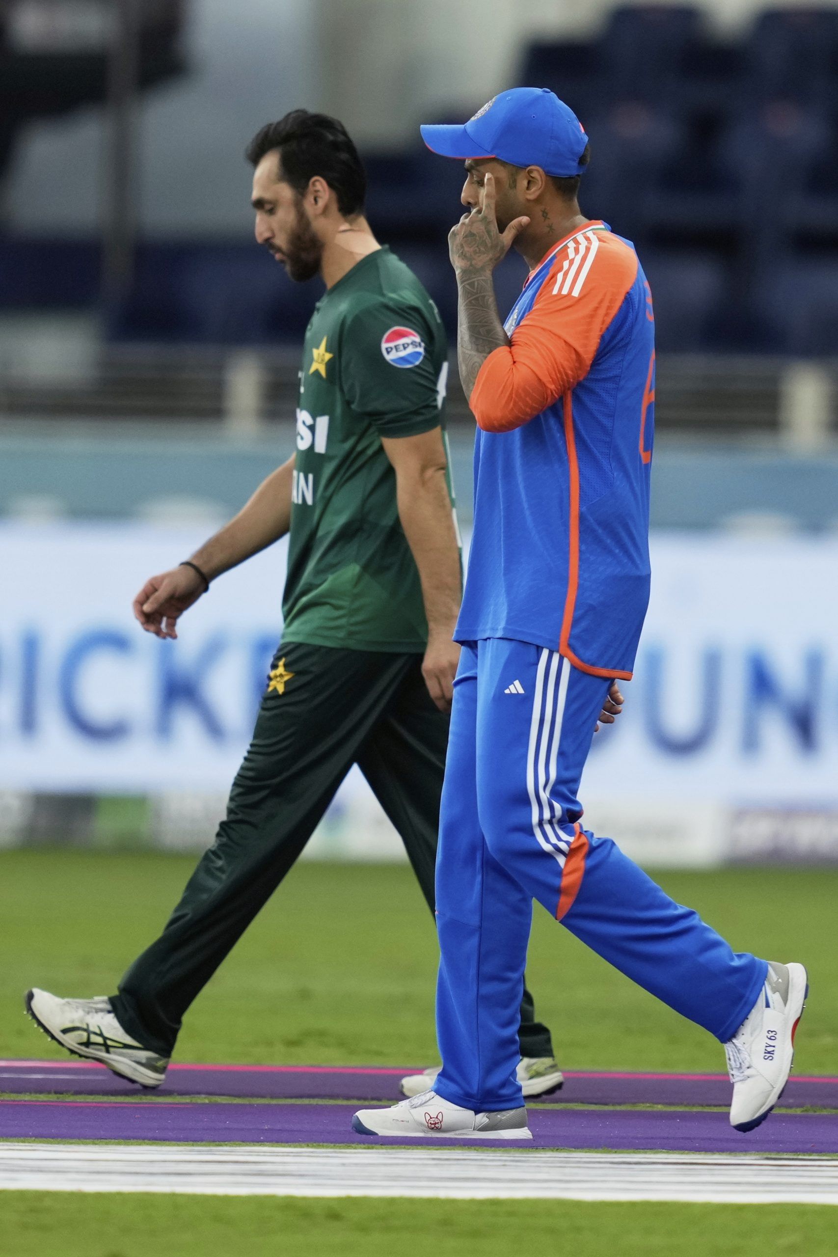 ടോസ് സമയത്ത് സൂര്യകുമാർ യാദവ് ഹസ്തദാനം നൽകാത്തതിൽ പ്രതിഷേധമറിയിക്കുന്നു എന്ന് പാകിസ്താൻ ക്രിക്കറ്റ് ബോർഡ്. ടോസിൻ്റെ സമയത്ത് മാച് റഫറി ഹസ്തദാനം നൽകരുതെന്ന് പറഞ്ഞിരുന്നു എന്നും ഇത് സ്പോർട്സ്മാൻ സ്പിരിറ്റല്ല എന്നും പിസിബി ആരോപിച്ചു. (Image Credits- PTI)