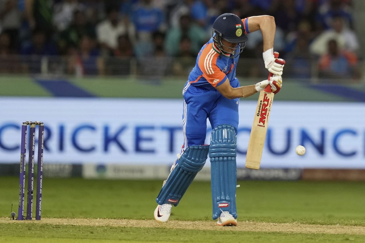 ഇന്ത്യയുടെ അതിവേഗ ടി20 ടെംപ്ലേറ്റിനോട് ചേർന്ന് നിൽക്കാനാവുമോ എന്ന് സംശയമാണെങ്കിലും ഇത്തരം പിച്ചുകളിൽ ശുഭ്മൻ ഗിൽ തിളങ്ങുമെന്നത് ഉറപ്പാണ്. ടെക്നിക്കലി സഞ്ജുവിനെക്കാൾ മികച്ച താരമാണ് ഗിൽ. അതുകൊണ്ട് തന്നെ സഞ്ജു അഞ്ചാം നമ്പറിൽ തന്നെ തുടരും.