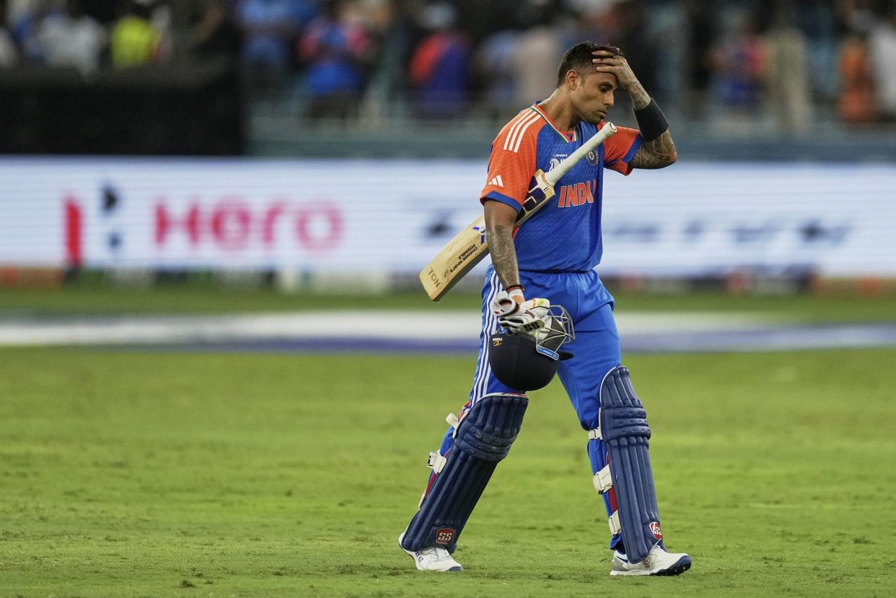 പാകിസ്താൻ്റെ പരാതിക്ക് പിന്നാലെയാണ് സൂര്യകുമാർ യാദവിനെതിരെ നടപടിയെടുത്തത്. ഐസിസി മാച്ച് റഫറി റിച്ചി റിച്ചാർഡ്സൺ ആണ് ഹിയറിങിന് ശേഷം അന്തിമതീരുമാനം എടുത്തത്. ഇതിനിടെയാണ് ഐസിസിയുടെ നടപടിക്കെതിരെ ഇന്ത്യ അപ്പീൽ നൽകിയതായുള്ള വാർത്തകൾ.