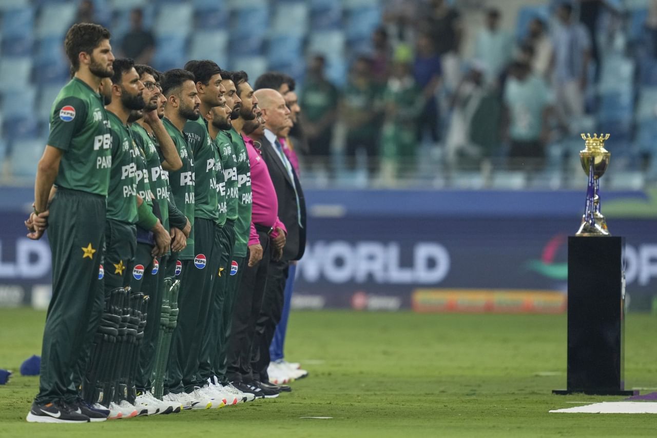 അതുകൊണ്ട് തന്നെ ഒരു മണിക്കൂർ വൈകിയാണ് മത്സരം ആരംഭിച്ചത്. ഇന്ത്യക്കെതിരായ മത്സരത്തിൽ ക്യാപ്റ്റൻ സൂര്യകുമാർ യാദവിന് ഹസ്തദാനം നൽകരുതെന്ന് പാക് ക്യാപ്റ്റൻ സൽമാൻ അലി ആഘയോട് പൈക്രോഫ്റ്റ് പറഞ്ഞു എന്നായിരുന്നു പാകിസ്താൻ്റെ ആരോപണം.