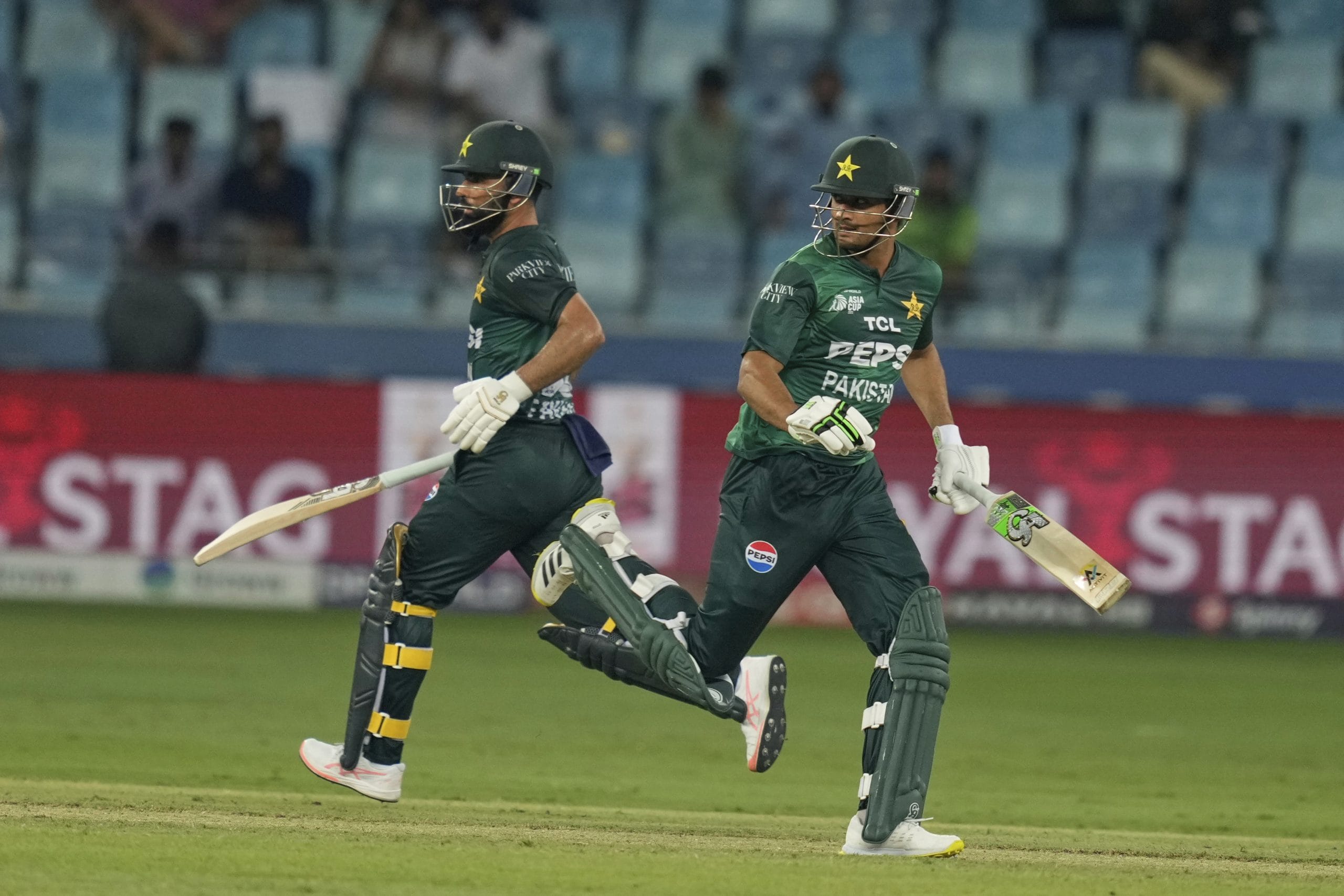 യുഎഇക്കെതിരായ മത്സരത്തിൽ വിജയിച്ച പാകിസ്താൻ സൂപ്പർ ഫോർ ഉറപ്പിച്ചു. 41 റൺസിൻ്റെ വമ്പൻ വിജയമാണ് പാകിസ്താൻ കുറിച്ചത്. ആദ്യം ബാറ്റ് ചെയ്ത പാകിസ്താൻ 147 റൺസിൻ്റെ വിജയലക്ഷ്യം മുന്നോട്ടുവച്ചു. മറുപടി ബാറ്റിംഗിൽ 105 റൺസിന് യുഎഇ മുട്ടുമടക്കുകയായിരുന്നു. 
