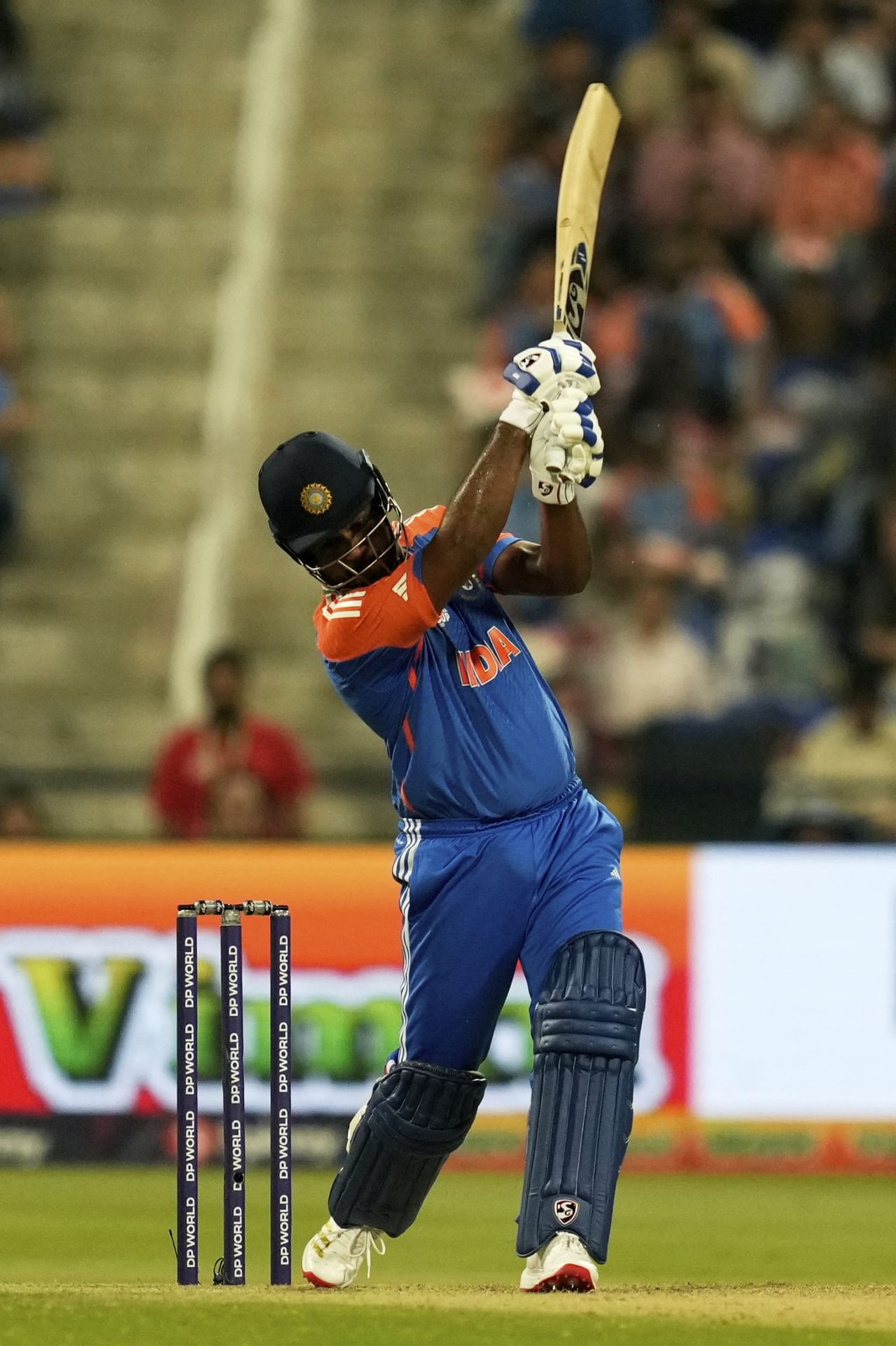 കഴിഞ്ഞ കളി സൂര്യകുമാർ യാദവ് ബാറ്റ് ചെയ്യാതെയാണ് മറ്റുള്ളവർ കളിച്ചത്. അഞ്ച് റൺസ് നേടിയ ശുഭ്മൻ ഗിൽ രണ്ടാം ഓവറിൽ പുറത്തായപ്പോൾ സഞ്ജു ക്രീസിലെത്തി. മൂന്നാം നമ്പറിൽ കളിക്കേണ്ട തിലക് വർമ്മ ഇറങ്ങിയത് ഏഴാം നമ്പരിൽ. അതായത് ഇതൊരു പരീക്ഷണമായിരുന്നു.