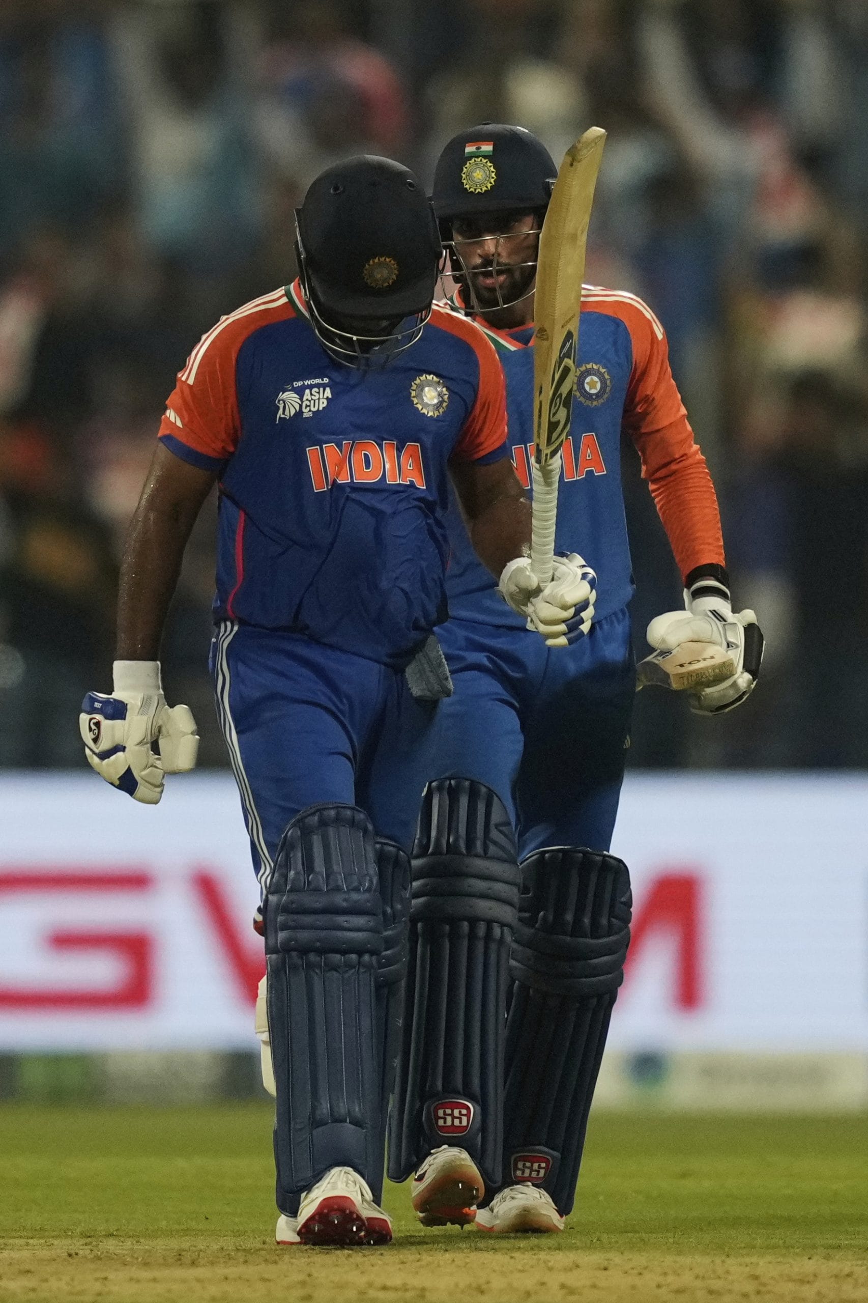 ഒരു ബഹുരാഷ്ട്ര ടൂർണമെൻ്റിൽ ഏറ്റവുമധികം റൺസ് നേടുന്ന ഇന്ത്യൻ വിക്കറ്റ് കീപ്പർ ബാറ്റർ എന്ന റെക്കോർഡിലേക്കാണ് സഞ്ജു ബാറ്റ് വീശുക. പട്ടികയിൽ ഒന്നാം സ്ഥാനത്ത് ഋഷഭ് പന്തും രണ്ടാം സ്ഥാനത്ത് ധോണിയുമാണ്. ഇന്ന് 64 റൺസ് നേടിയാൽ രണ്ട് പേരെയും സഞ്ജുവിന് മറികടക്കാനാവും.
