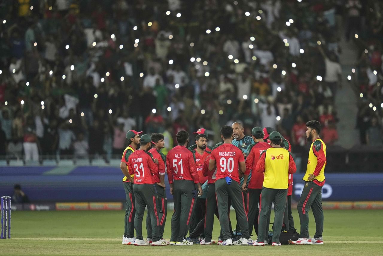 ഏത് ടീമിനും ഇന്ത്യയെ തോല്പിക്കാൻ കഴിയുമെന്ന അവകാശവാദവുമായി ബംഗ്ലാദേശ് പരിശീലകൻ ഫിൽ സിമ്മൺസ്. സൂപ്പർ ഫോറിൽ ഇന്ത്യക്കെതിരായ മത്സരത്തിന് മുന്നോടിയായി നടത്തിയ വാർത്താസമ്മേളനത്തിലാണ് ബംഗ്ലാദേശ് പരിശീലകൻ്റെ അവകാശവാദം. (Image Credits- PTI)