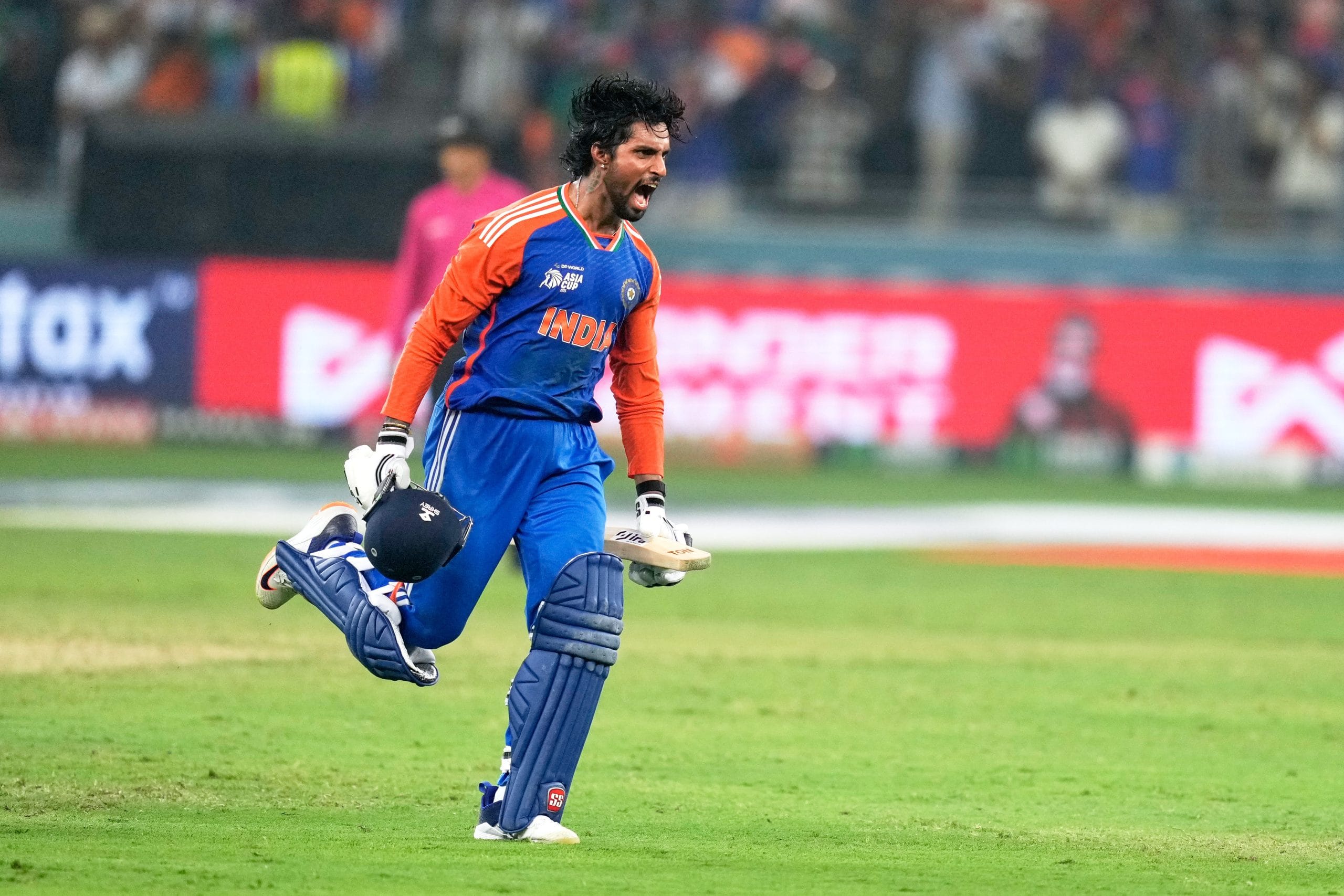 മറുപടി ബാറ്റിംഗിൽ മൂന്ന് വിക്കറ്റ് നഷ്ടത്തിൽ 20 റൺസെന്ന നിലയിൽ പതറിയ ഇന്ത്യയെ നാലാം വിക്കറ്റിൽ സഞ്ജു സാംസണും തിലക് വർമ്മയും ചേർന്നാണ് മത്സരത്തിലേക്ക് തിരികെ കൊണ്ടുവന്നത്. 57 റൺസ് നീണ്ട ഈ കൂട്ടുകെട്ടിൽ സഞ്ജു 24 റൺസ് നേടി പുറത്തായി.
