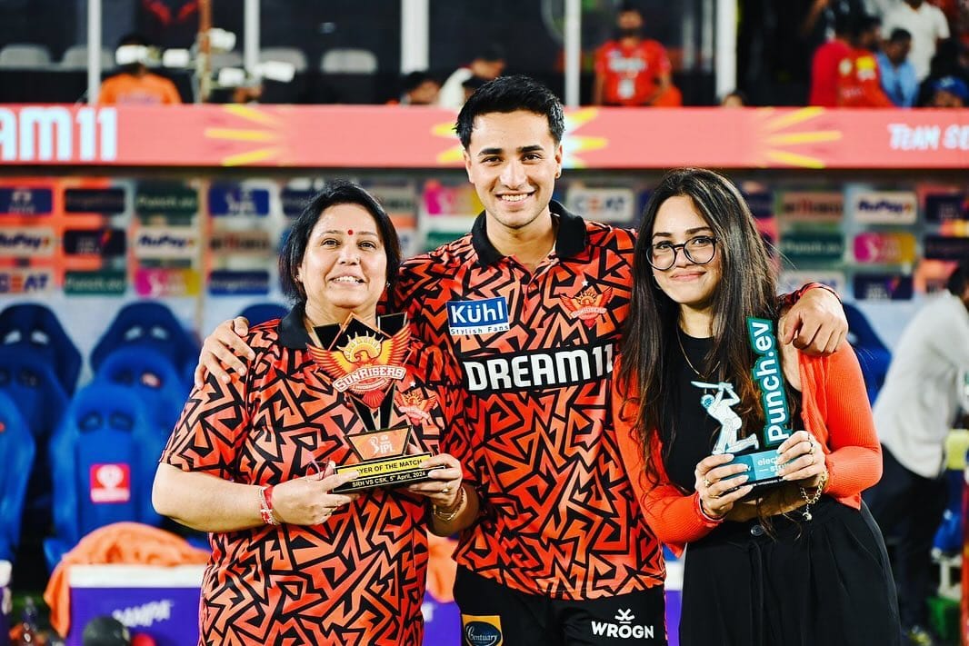 അഭിഷേകിൻ്റെ സഹോദരി കോമളും താരത്തിൻ്റെ പ്രകടനത്തിൽ സന്തോഷമറിയിച്ചു. "ഇന്ത്യ- പാകിസ്താൻ മത്സരം കാണണമെന്ന് എപ്പോഴും ഞങ്ങൾ ആഗ്രഹിക്കുമായിരുന്നു. ഇന്ന് കാണാൻ വന്നു. അവൻ നന്നായി കളിച്ചു. മാൻ ഓഫ് ദി മാച്ച് ആവുകയും ചെയ്തു. വേറെന്ത് വേണം."- കോമൾ പറഞ്ഞു. 
