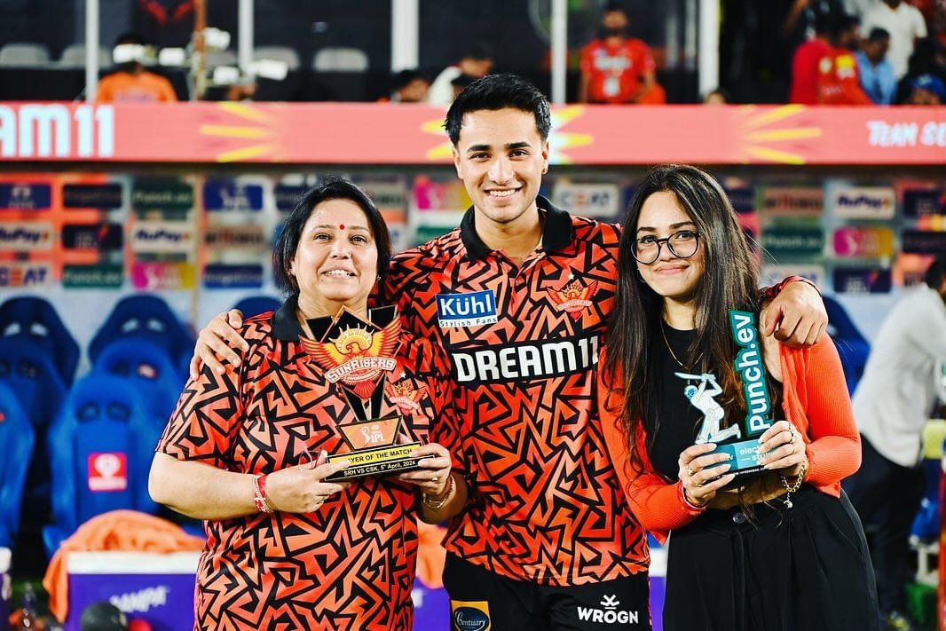 അഭിഷേകിൻ്റെ സഹോദരി കോമളും താരത്തിൻ്റെ പ്രകടനത്തിൽ സന്തോഷമറിയിച്ചു. "ഇന്ത്യ- പാകിസ്താൻ മത്സരം കാണണമെന്ന് എപ്പോഴും ഞങ്ങൾ ആഗ്രഹിക്കുമായിരുന്നു. ഇന്ന് കാണാൻ വന്നു. അവൻ നന്നായി കളിച്ചു. മാൻ ഓഫ് ദി മാച്ച് ആവുകയും ചെയ്തു. വേറെന്ത് വേണം."- കോമൾ പറഞ്ഞു.