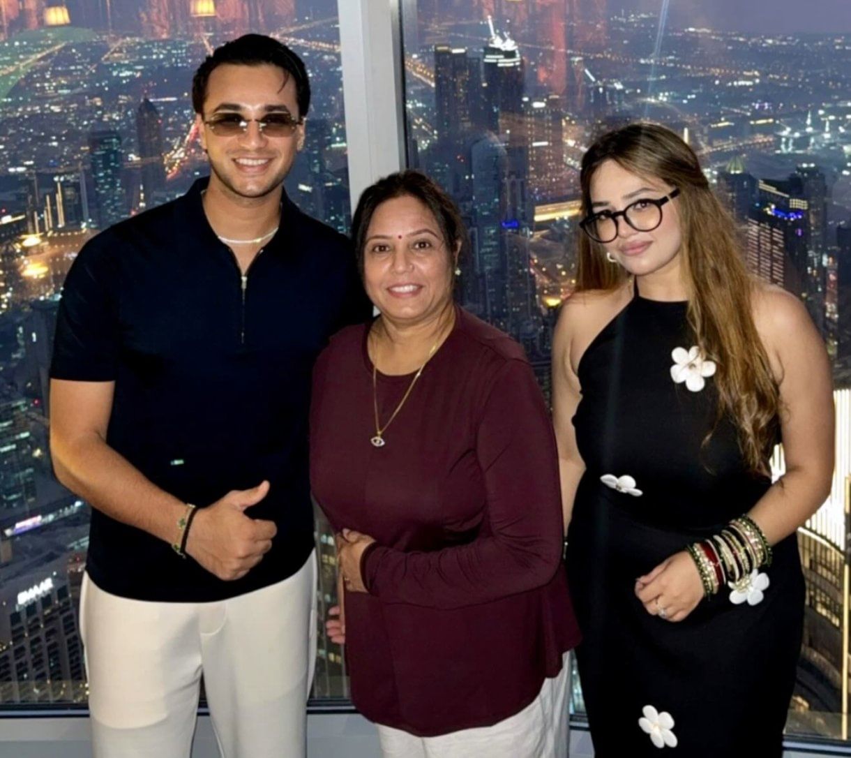 "അവൻ ബാറ്റ് ചെയ്യുന്നത് കാണാൻ തന്നെ നല്ല രസമായിരുന്നു. ആദ്യ പന്തിൽ ആർക്കെതിരെയാണ് അവൻ സിക്സടിച്ചതെന്ന് നമുക്കറിയാം. അത് കാണാൻ ഒരു പ്രത്യേക രസമായിരുന്നു. ഇത് അവനൊരു പതിവാക്കി എടുത്തിരിക്കുകയാണ്. നിങ്ങളൊക്കെ അവനെ പിന്തുണയ്ക്കൂ."- മഞ്ജു ശർമ്മ പറഞ്ഞു.