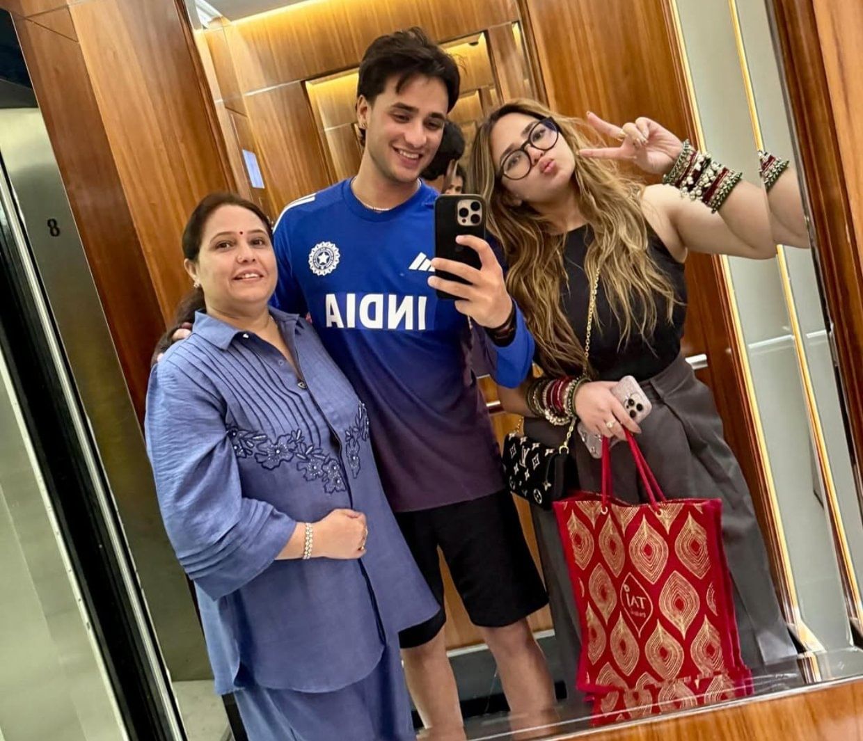 പാക് പേസർ ഷഹീൻ ഷാ അഫ്രീദിയെ പരിഹസിച്ച് ഇന്ത്യൻ ഓപ്പണർ അഭിഷേക് ശർമ്മയുടെ അമ്മ. മത്സരത്തിന് ശേഷം മാധ്യമപ്രവർത്തകനായ വിമൽ കുമാറിനോട് സംസാരിക്കുന്നതിനിടെയാണ് അഭിഷേകിൻ്റെ അമ്മ മഞ്ജു ശർമ്മയുടെ പരാമർശം. കളിയിൽ അഭിഷേക് 74 റൺസ് നേടിയിരുന്നു. (Image Courtesy- Social Media)