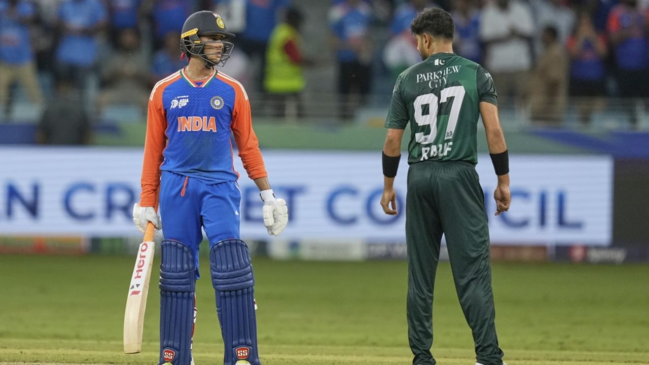 എന്നാല്‍ ഒട്ടും സമ്മര്‍ദ്ദമില്ലെന്ന് തോന്നിക്കുന്ന തരത്തിലായിരുന്നു താരത്തിന്റെ ബാറ്റിങ്. സ്വതസിദ്ധമായ ശൈലിയില്‍ തകര്‍പ്പനടിയാണ് അഭിഷേക് കാഴ്ചവച്ചത്. 39 പന്തില്‍ 74 റണ്‍സ്. അഞ്ച് സിക്‌സുകളും, ആറു ഫോറുകളും താരം അടിച്ചുപറത്തി (Image Credits: PTI)