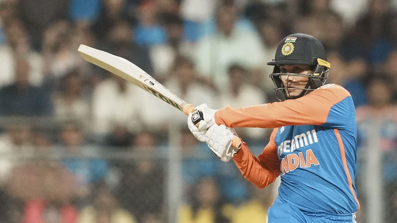 ഏഷ്യാ കപ്പിലെ ഇന്ത്യ-പാക് പോരാട്ടം ഇന്ന് നടക്കും. യുഎഇയ്ക്കെതിരെ നടന്ന മത്സരത്തിലെ പ്ലേയിങ് ഇലവനില് കാര്യമായ മാറ്റം ഇന്ത്യ വരുത്തിയേക്കില്ല. അഭിഷേക് ശര്മയും, ശുഭ്മാന് ഗില്ലുമാകും ഓപ്പണര്മാര്. പരിശീലനത്തിനിടെ ഗില്ലിന് പരിക്കേറ്റിരുന്നു. എങ്കിലും താരം കളിക്കുമെന്നാണ് പ്രതീക്ഷ. ഗില് കളിച്ചില്ലെങ്കില് സഞ്ജു ഓപ്പണറാകും (Image Credits: PTI)