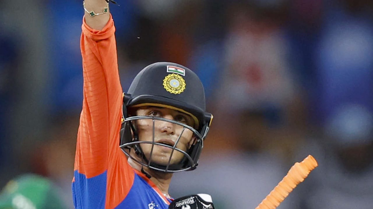 ആദ്യം അഭിഷേകിനെ വില്ലനായി കണ്ടവര്‍ താരത്തെ പിന്നീട് ഹീറോയായി വാഴ്ത്തി. അതേസമയം, ഏഷ്യാ കപ്പിലെ സൂപ്പര്‍ ഫോര്‍ മത്സരത്തിലെ പ്രകടനം അഭിഷേകിന് വമ്പനൊരു നേട്ടവും സമ്മാനിച്ചു. നേരിട്ട ആദ്യ പന്തില്‍ തന്നെ താരം സിക്‌സര്‍ പറത്തിയിരുന്നു (Image Credits: PTI)