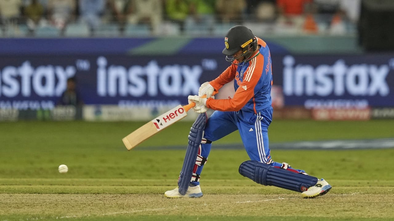  ഷഹീന്‍ ഷാ അഫ്രീദി എറിഞ്ഞ ആദ്യ പന്താണ് താരം സിക്‌സടിച്ചത്. ഇതേ ഏഷ്യാ കപ്പില്‍ യുഎഇയ്‌ക്കെതിരെ നടന്ന ഗ്രൂപ്പ് ഘട്ട മത്സരത്തിലും ആദ്യ പന്തില്‍ താരം സിക്‌സ് നേടിയിരുന്നു.  ഇതാദ്യമായാണ് ഒരു ഇന്ത്യന്‍ താരം രണ്ട് ടി20 ക്രിക്കറ്റില്‍ രണ്ട് വ്യത്യസ്ത അവസരങ്ങളില്‍ നേരിട്ട ആദ്യ പന്തില്‍ തന്നെ സിക്‌സടിക്കുന്നത് (Image Credits: PTI)