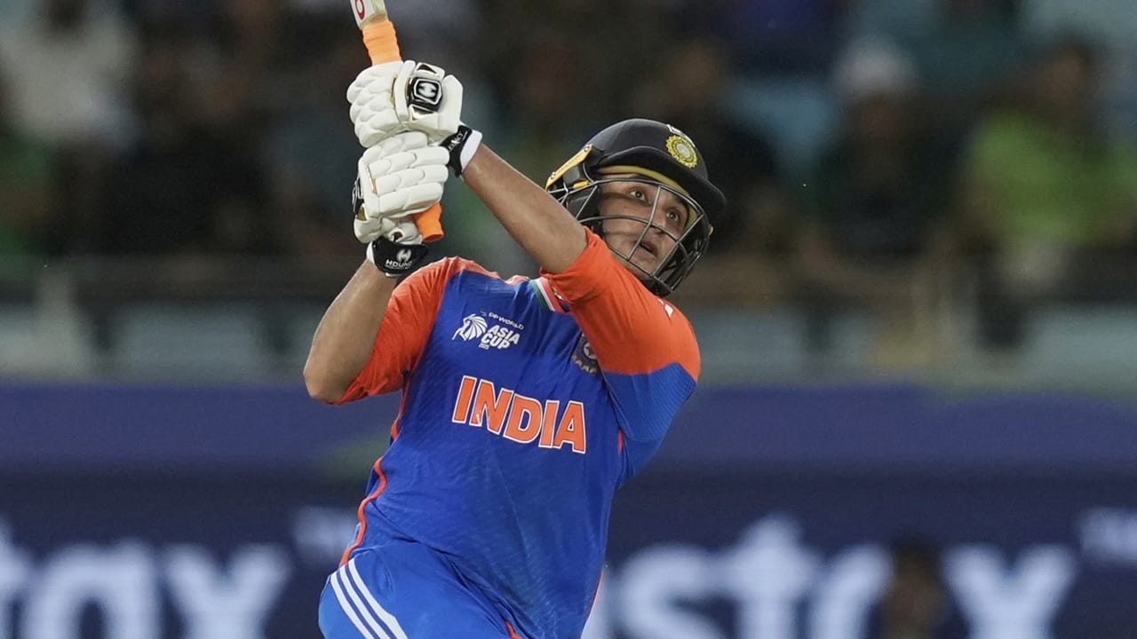 ടി20യില്‍ നേരിട്ട ആദ്യ പന്തില്‍ നാല് ഇന്ത്യന്‍ താരങ്ങള്‍ സിക്‌സടിച്ചിട്ടുണ്ട്. അഭിഷേക് ശര്‍മയെ കൂടാതെ സഞ്ജു സാംസണ്‍, രോഹിത് ശര്‍മ, യശ്വസി ജയ്‌സ്വാള്‍ എന്നിവരാണ് നേരിട്ട ആദ്യ പന്തില്‍ തന്നെ ഇതിന് മുമ്പ് സിക്‌സടിച്ച ഇന്ത്യന്‍ ബാറ്റര്‍മാര്‍. എന്നാല്‍ ഇതാദ്യമായാണ് ഒരു താരം രണ്ട് തവണ ഈ നേട്ടം ആവര്‍ത്തിക്കുന്നത് (Image Credits: PTI)