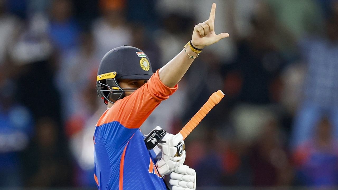 ആദ്യ ഓവര്‍ എറിഞ്ഞ താരം കുശാല്‍ മെന്‍ഡിസിനെ ഗോള്‍ഡന്‍ ഡക്കാക്കുകയും ചെയ്തു.പരിക്കിനെ തുടര്‍ന്ന് അഭിഷേക് മൈതാനത്തിന് പുറത്തേക്ക പോയത് പത്താം ഓവറിലാണ്. ഫീല്‍ഡിങിനെ തിലക് വര്‍മയ്ക്കും നേരിയ പരിക്കേറ്റിരുന്നു (Image Credits: PTI)