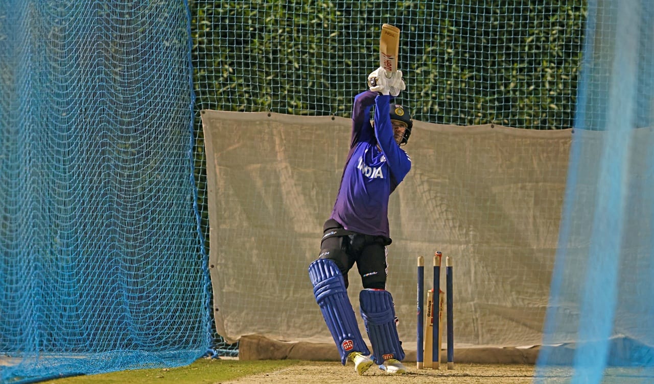 ഇതാണ് സ്പോണ്സര്മാരില്ലാത്ത ജഴ്സിയില് ഇറങ്ങാന് ഇന്ത്യന് ടീമിനെ പ്രേരിപ്പിച്ചത്. സ്പോണ്സര്മാരില്ലാത്ത ജഴ്സിയില് ഇന്ത്യന് ടീം പരിശീലനം നടത്തുന്നതിന്റെ ദൃശ്യങ്ങള് സോഷ്യല് മീഡിയയില് വൈറലാണ് (facebook.com/IndianCricketTeam)