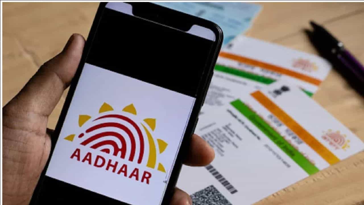 Aadhar Card: ആധാർ കാർഡ് ഇനി വാട്സാപ്പിൽ കിട്ടും! ഇക്കാര്യങ്ങൾ ചെയ്താൽ മതി