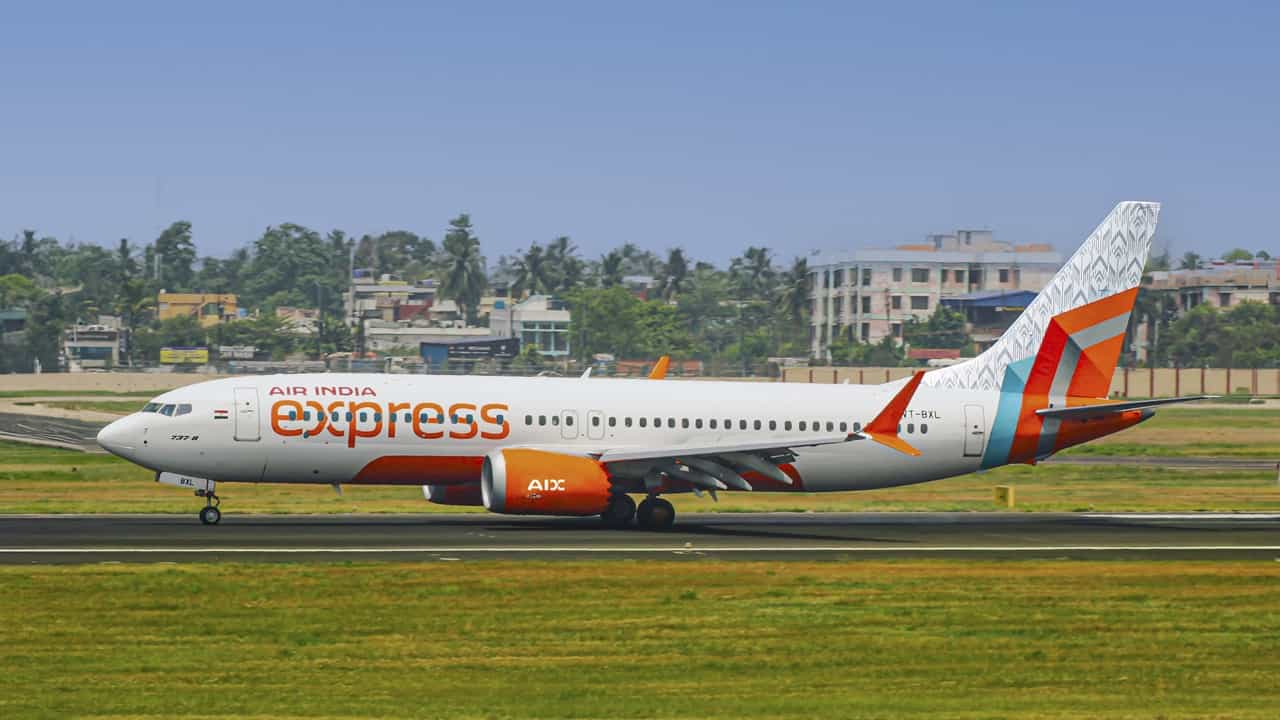 Air India Express: കോക്ക്പിറ്റിലേക്ക് കയറാന്‍ ശ്രമിച്ച് യാത്രക്കാരന്‍, എയര്‍ ഇന്ത്യ എക്‌സ്പ്രസിനുള്ളില്‍ അസാധാരണ സംഭവങ്ങള്‍