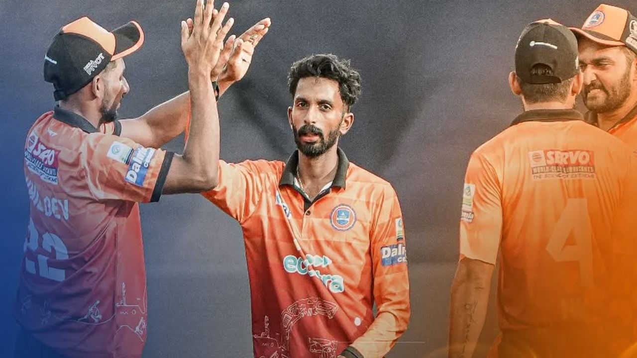 11 മത്സരങ്ങളില്‍ നിന്ന് 25 വിക്കറ്റുകളാണ് ഈ ഓള്‍ റൗണ്ടര്‍ വീഴ്ത്തിയത്. അഖിലിന്റെ ടീം സെമിയില്‍ തോറ്റ് പുറത്തായെങ്കിലും, പര്‍പ്പിള്‍ ക്യാപ് താരം ഇതിനകം ഉറപ്പിച്ചുകഴിഞ്ഞു. ഏരീസ് കൊല്ലം സെയിലേഴ്‌സിന്റെ അമല്‍ എജിയാണ് രണ്ടാമത്. 11 മത്സരങ്ങളില്‍ നിന്ന് 16 വിക്കറ്റുകള്‍ താരം സ്വന്തമാക്കി. അഖിലിനെ മറികടക്കണമെങ്കില്‍ ഇന്ന് നടക്കുന്ന മത്സരത്തില്‍ അമലിന് 9 വിക്കറ്റുകള്‍ വീഴ്‌ത്തേണ്ടി വരും. അത് അസാധ്യവുമാണ്. അതുകൊണ്ട് തന്നെ തുടര്‍ച്ചയായ രണ്ടാം സീസണിലും പര്‍പ്പിള്‍ ക്യാപ് അഖില്‍ സ്വന്തമാക്കിയെന്ന് നിസംശയം ഉറപ്പിക്കാം  (Image Credits:  facebook.com/calicutglobstarsofficial)