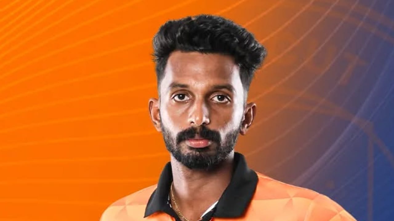 കേരള ക്രിക്കറ്റ് ലീഗ് രണ്ടാം സീസണിലെ ഫൈനല്‍ ഇന്ന് നടക്കും. കിരീടം സ്വന്തമാക്കാന്‍ ഏരീസ് കൊല്ലം സെയിലേഴ്‌സും, കൊച്ചി ബ്ലൂ ടൈഗേഴ്‌സും ഏറ്റുമുട്ടും. ഒപ്പം ഓറഞ്ച്, പര്‍പിള്‍ ക്യാപുകള്‍ക്കുള്ള പോരാട്ടവും പൊടിപൊടിക്കും. തുടര്‍ച്ചയായ രണ്ടാം സീസണിലും വിക്കറ്റ് വേട്ടക്കാരില്‍ കാലിക്കറ്റ് ഗ്ലോബ്‌സ്റ്റാര്‍സ് താരമായ അഖില്‍ സ്‌കറിയയാണ് ഒന്നാമത് (Image Credits:  facebook.com/calicutglobstarsofficial)