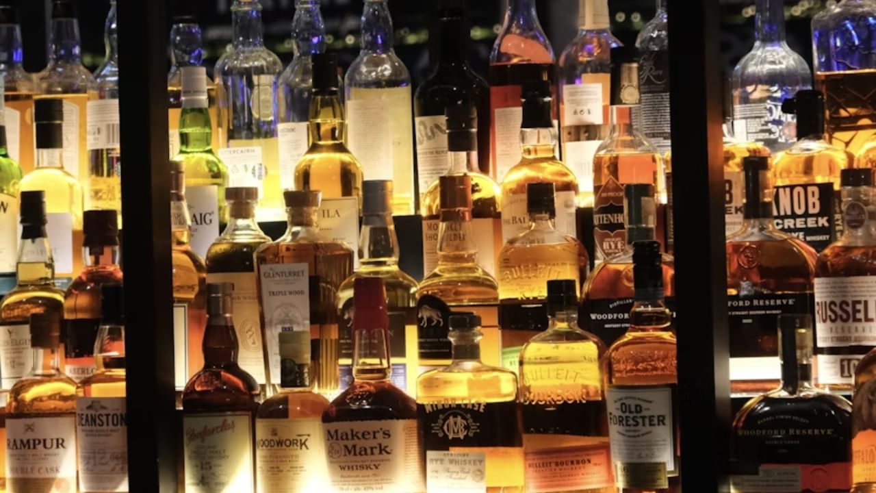 Alcohol: പ്ലാസ്റ്റിക് കുപ്പികളിലെ മദ്യത്തിന് ഇനി വില കൂടും; ഇന്ന് മുതൽ 20 രൂപ അധിക ചാർജ്