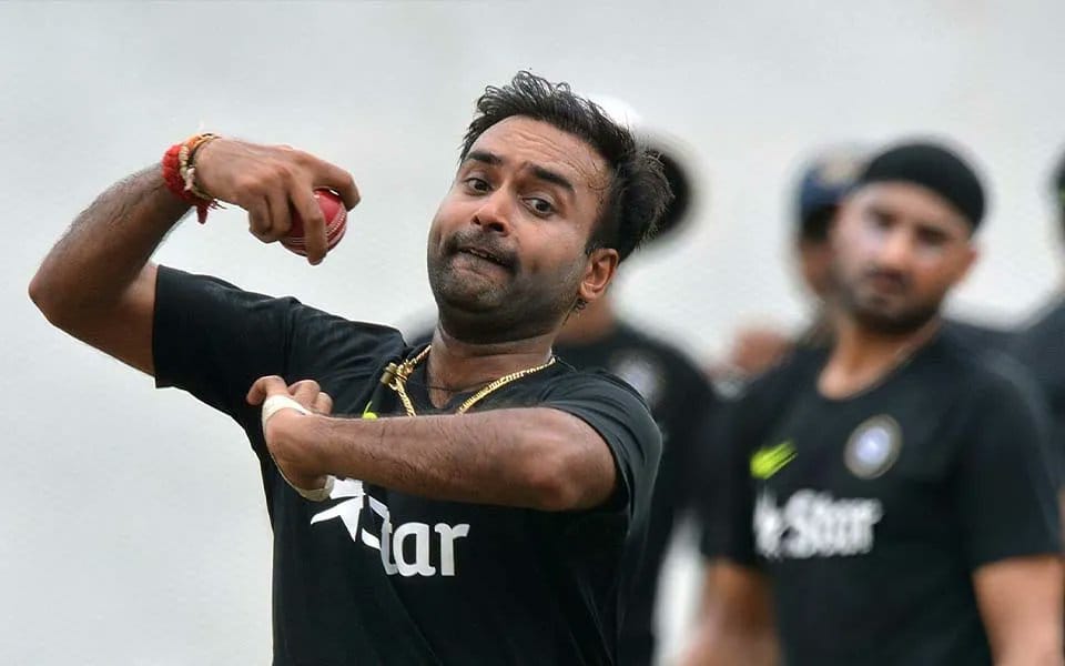 "റൗഫിനും ഷഹീനും എതിരെ അഭിഷേക് ബാറ്റ് ചെയ്യുമ്പോൾ അവർക്ക് നന്നായി പന്തെറിയാമായിരുന്നു. അവർക്ക് സംസാരിക്കാൻ മാത്രമേ അറിയാവൂ. ചിന്താശേഷിയിലും ബാറ്റിംഗിലും ബൗളിംഗിലുമൊക്കെ അവർക്ക് മെച്ചപ്പെടാനുണ്ട്. അതിലൊന്നും അവർക്ക് മറുപടിയില്ല."- അദ്ദേഹം കൂട്ടിച്ചേർത്തു. 
