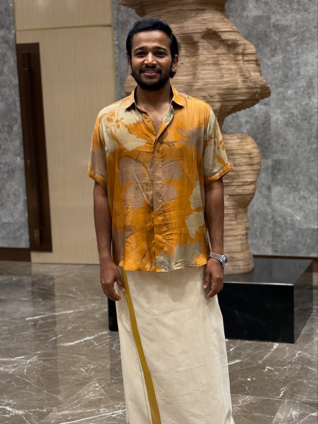 ടൊവിനോ തോമസ് നായകനായി എത്തിയ സൂപ്പര്‍ഹീറോ ചിത്രം  മിന്നല്‍ മുരളിയിലൂടെ ആ​ഗോള തലത്തിൽ ശ്രദ്ധ നേടിയ താരമാണ് ബേസില്‍ ജോസഫ് . ഇതിനു പിന്നാലെ ബോളിവുഡിൽ ഒരു ചിത്രം സംവിധാനം ചെയ്യാന്‍ ബേസില്‍ ജോസഫ് ഒരുങ്ങുകയാണെന്ന റിപ്പോർട്ടുകൾ പുറത്തുവന്നിരുന്നു.(Image Credits:Instagram)