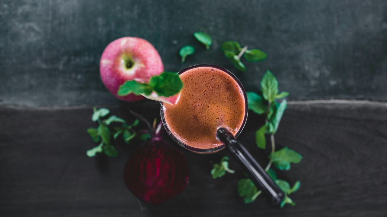 ആപ്പിളിൽ മാലിക് ആസിഡ് എന്നൊരു ആസിഡ് അടങ്ങിയിട്ടുണ്ട്. ഇതിന് പല്ലിന്റെ ഇനാമലിനെ ദുർബലമാക്കാനുള്ള ശേഷിയുണ്ട്. ആസിഡ് മൂലം ഇനാമൽ നശിച്ചാൽ പല്ലുകൾക്ക് പെട്ടെന്ന് കേടുപാടുകൾ സംഭവിക്കാൻ ഇടയുണ്ട്. (Image Credits: Pexels)