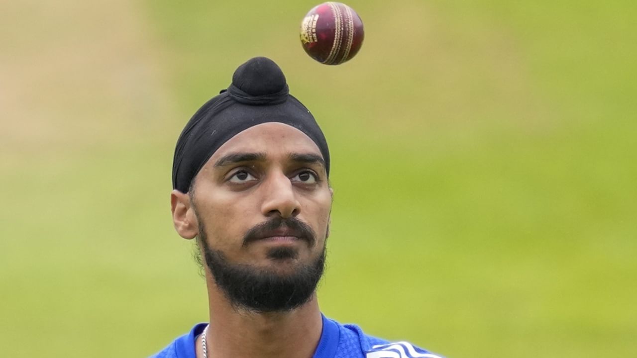 എന്നാല്‍ വിന്നിങ് കോമ്പിനേഷനില്‍ മാറ്റം വരുത്താന്‍ സാധ്യത കുറവാണെന്നും പത്താന്‍ ചൂണ്ടിക്കാട്ടി. അര്‍ഷ്ദീപിനെ പരിഗണിക്കണം. എന്നാല്‍ പ്ലേയിങ് ഇലവനില്‍ മാറ്റം വരുത്തുക പ്രയാസകരമായിരിക്കും. ഒരു ബാറ്ററെ കുറയ്ക്കാന്‍ മാനേജ്‌മെന്റ് ആഗ്രഹിക്കില്ല. അത് കഠിനമായ തീരുമാനമായിരിക്കുമെന്നും പത്താന്‍ പറഞ്ഞു (Image Credits: PTI)