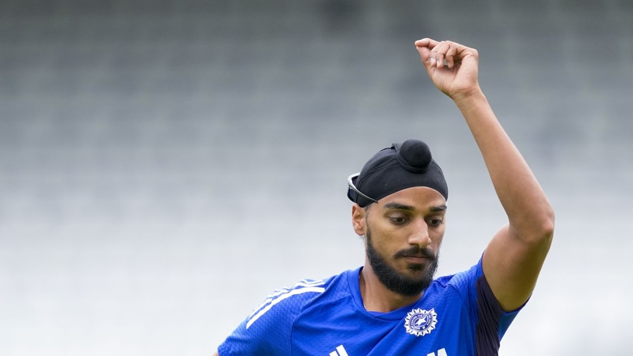 സ്പിന്നര്‍മാരായ കുല്‍ദീപ് യാദവിനെയും, വരുണ്‍ ചക്രവര്‍ത്തിയെയും ഒരുമിച്ച് പ്ലേയിങ് ഇലവനില്‍ ഉള്‍പ്പെടുത്തിയതാണ് അര്‍ഷ്ദീപിന് തിരിച്ചടിയായത്. നിലവില്‍ ഇവരില്‍ ഒരാളെ മാറ്റനിര്‍ത്താനും സാധ്യത കുറവാണ്. അതുകൊണ്ട് തന്നെ ബുംറയ്ക്ക് വിശ്രമം അനുവദിച്ച്, അര്‍ഷ്ദീപിനെ അടുത്ത മത്സരത്തില്‍ കളിപ്പിക്കാനാണ് സാധ്യത (Image Credits: PTI)