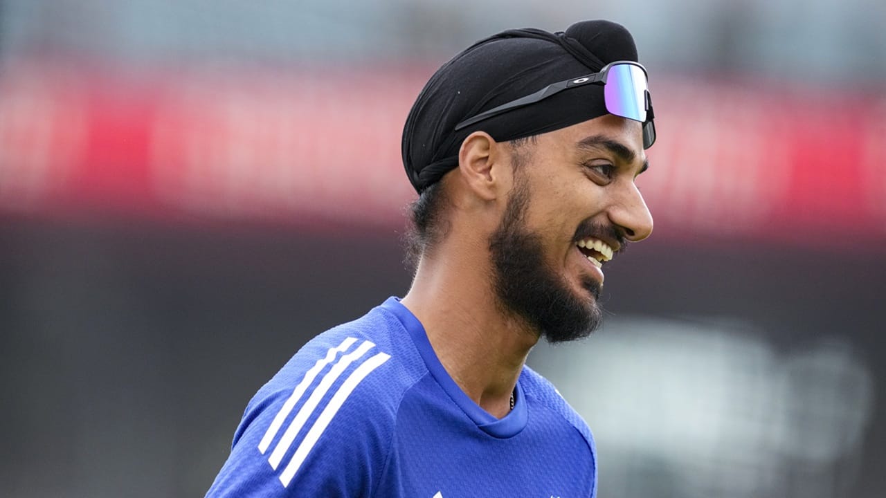 സമീപകാലത്ത് ടി20യില്‍ ഇന്ത്യയ്ക്ക് ലഭിച്ച ഏറ്റവും മികച്ച ബൗളറാണ് അര്‍ഷ്ദീപ്. എന്നാല്‍ ഏഷ്യാ കപ്പില്‍ താരത്തിന് ഇതുവരെ അവസരം ലഭിക്കാത്തത് അപ്രതീക്ഷിതമായിരുന്നു (Image Credits: PTI) 