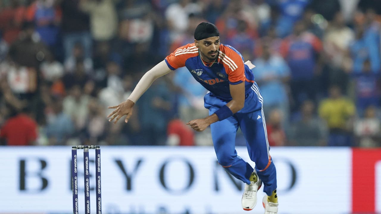 ജസ്പ്രീത് ബുംറയ്ക്ക് വിശ്രമം അനുവദിച്ചു. ബുംറയ്ക്ക് പകരം ഇന്ന് അര്‍ഷ്ദീപ് സിങ് കളിക്കും. കുല്‍ദീപ് യാദവും, വരുണ്‍ ചക്രവര്‍ത്തിയുമാണ് സ്‌പെഷ്യലിസ്റ്റ് സ്പിന്നര്‍മാര്‍. ചമിക കരുണരത്‌നെയ്ക്ക് പകരം ജനിത് ലിയാനഗെ കളിക്കുന്നുവെന്നത് മാത്രമാണ് ശ്രീലങ്കന്‍ നിരയിലെ മാറ്റം  (Image Credits: PTI)