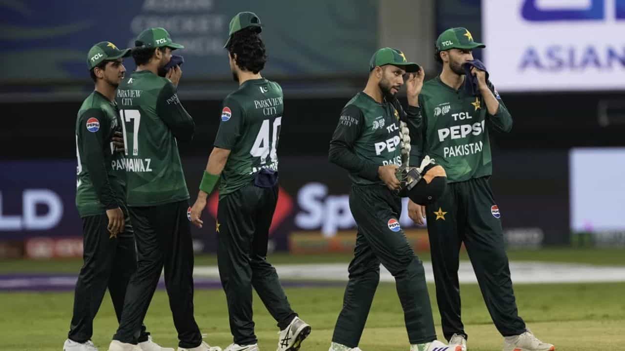 Asia Cup 2025 : റഫറിയെ മാറ്റാതെ കളിക്കില്ല; ഹോട്ടൽ മുറിയിൽ നിന്നുമിറങ്ങാതെ പാക് ടീം, മത്സരം ഉപേക്ഷിക്കും