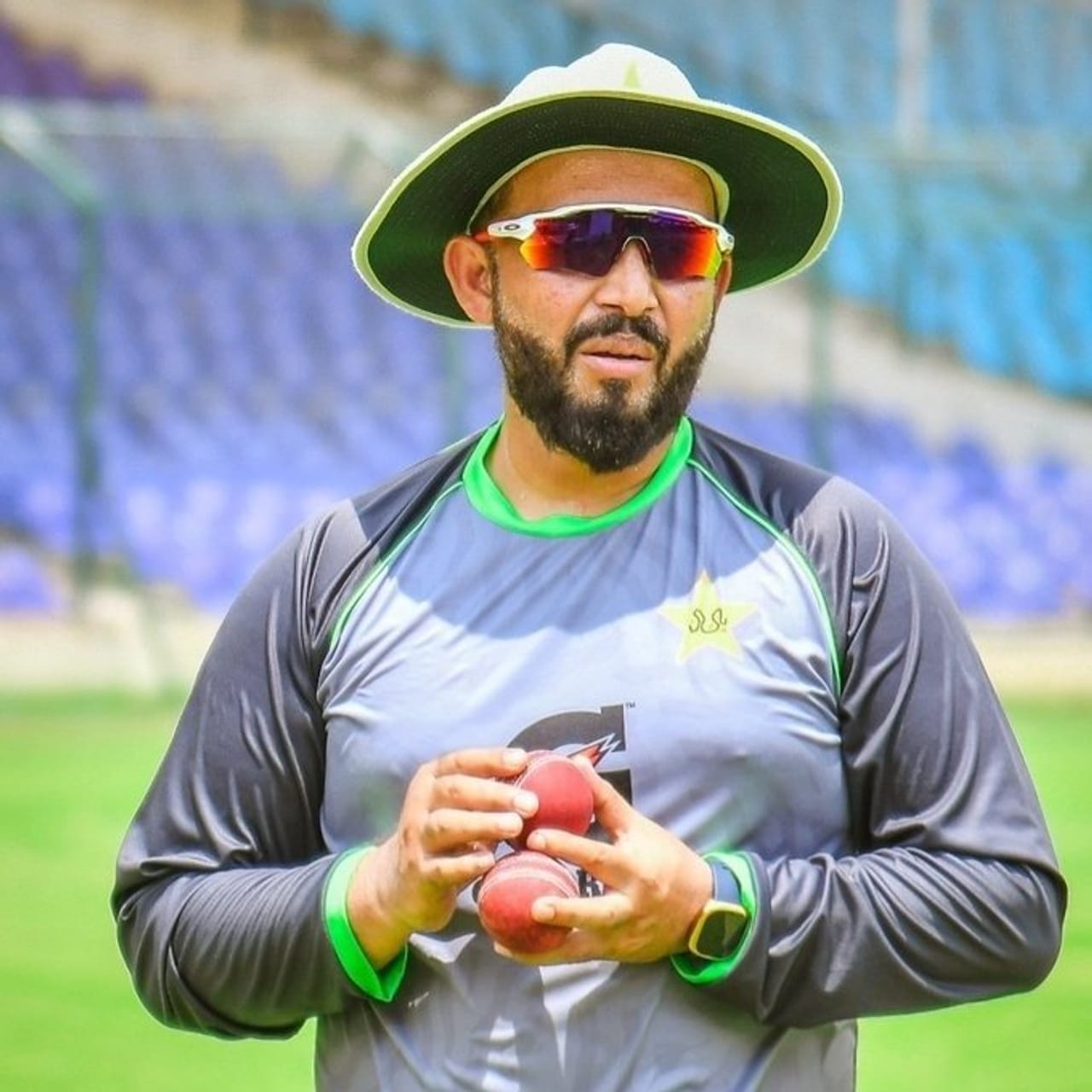 പാകിസ്താൻ ക്രിക്കറ്റിൽ അഴിമതിയാരോപണം. ക്വാളിറ്റിയില്ലാത്ത ജഴ്സിയാണ് പാകിസ്താൻ ടീം അണിയുന്നതെന്ന് മുൻ താരവും പരിശീലകനുമായി അതീഖ് ഉ സമാൻ ആരോപിച്ചു. ഹസ്തദാന വിവാദത്തിനിടെയാണ് പിസിബിയ്ക്കെതിരെ അഴിമതിരോപണവും ഉയർന്നിരിക്കുന്നത്. (Image Courtesy- Social Media)
