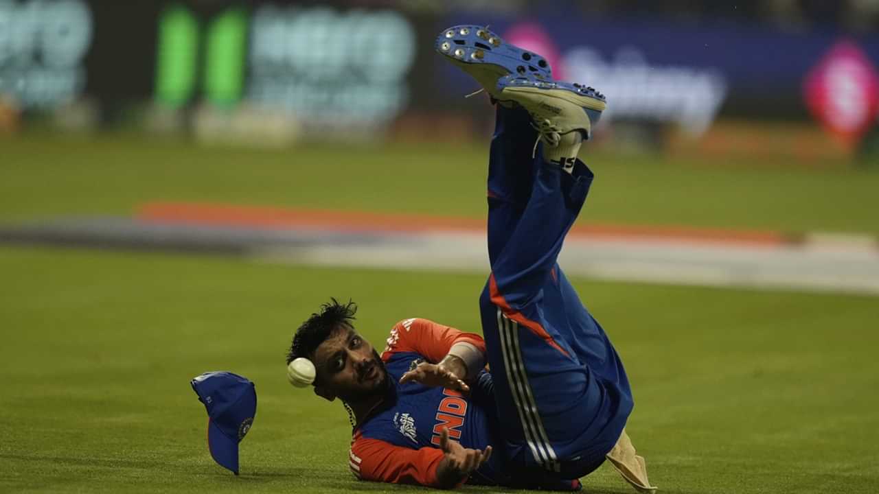 Asia Cup 2025: ഫീൽഡ് ചെയ്യുന്നതിനിടെ പരിക്ക്, പാകിസ്ഥാനെതിരെ അക്സര് പട്ടേല് കളിക്കുമോ? Asia Cup 2025: ഫീൽഡ് ചെയ്യുന്നതിനിടെ പരിക്ക്, പാകിസ്ഥാനെതിരെ അക്സര് പട്ടേല് കളിക്കുമോ?