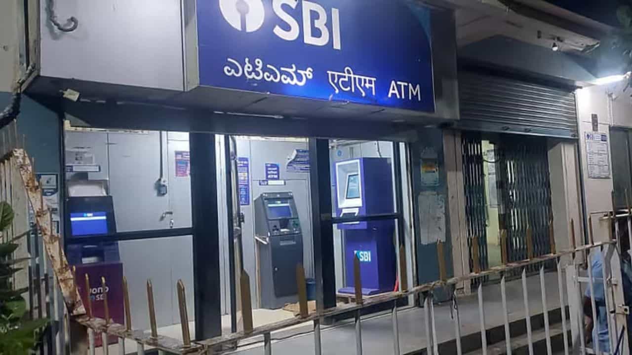 Karnataka SBI Bank Robbery: കർണാടകയിൽ എസ്ബിഐ ശാഖയിൽ വൻ കൊള്ള; സൈനിക യൂണിഫോമിലെത്തി 8 കോടിയും 50 പവനും കവർന്നു