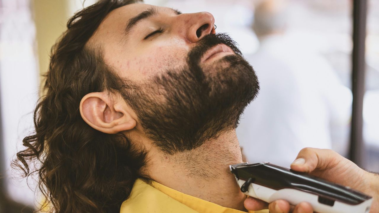 വൃത്തിയാക്കാത്ത താടി ചിലപ്പോൾ അണുബാധയ്ക്ക് കാരണമാകും. ഭക്ഷണ അവശിഷ്ടങ്ങളും സ്രവങ്ങളും മറ്റും അടിഞ്ഞുകൂടുമ്പോൾ, അവ ചർമ്മത്തിൽ ഫംഗസ്, ബാക്ടീരിയ എന്നിവയ്ക്ക് കാരണമാകുന്നു. (Image Credits: Pexels)