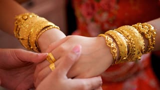 Kerala Gold Rate: ലോകം മുഴുവന്‍ സ്വര്‍ണത്തേരോട്ടം! തിങ്കള്‍ മുതല്‍ പലതും പ്രതീക്ഷിക്കാം