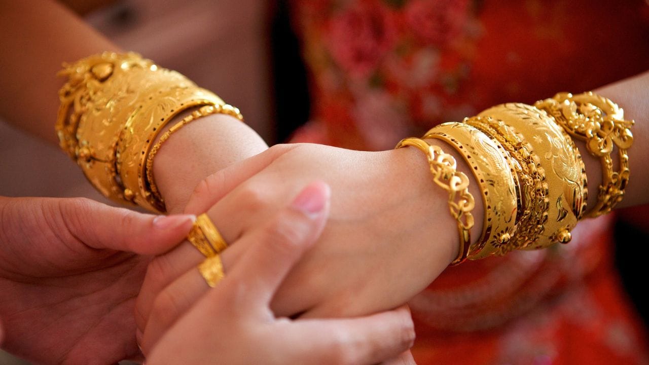 ലേസര്‍ അല്ലെങ്കില്‍ സാധാരണ കട്ടിങ്ങുള്ള, എക്‌സ്ട്രാ ഡിസൈനുകളില്ലാത്ത ആഭരണങ്ങള്‍ക്ക് പണികൂലി കുറവാണ്. ഇവയ്ക്ക് ഡീറ്റെയ്ല്‍ഡ് ഡിസൈന്‍ ഇല്ലാത്തിനാല്‍ പണികൂലി കുറവായിരിക്കും. പ്ലെയ്ന്‍ ചെയ്‌നുകള്‍, മോതിരങ്ങള്‍, വളകള്‍ എന്നിവ ഉദാഹരണം. 

