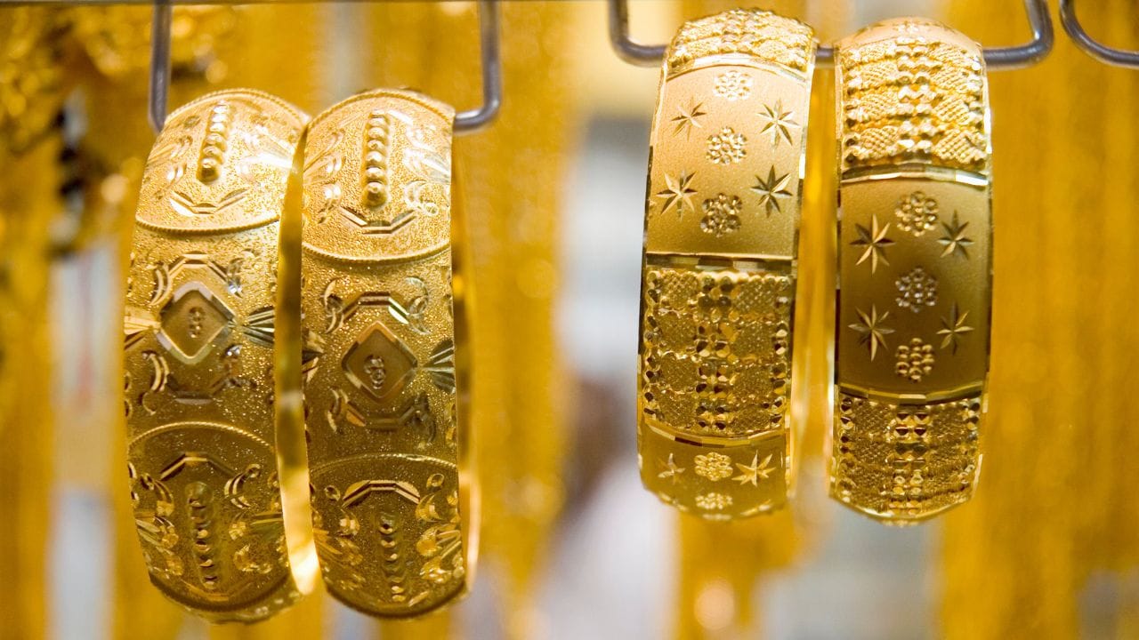 ഹാന്‍ഡ് മെയ്ഡ് ആഭരണങ്ങളേക്കാള്‍ മെഷീന്‍ മെയ്ഡ് ആഭരണങ്ങള്‍ക്കാണ് പണികൂലി കുറവ്. അതിനാല്‍ തന്നെ നിക്ഷേപത്തിനായി ഇവ തിരഞ്ഞെടുക്കാം. 

