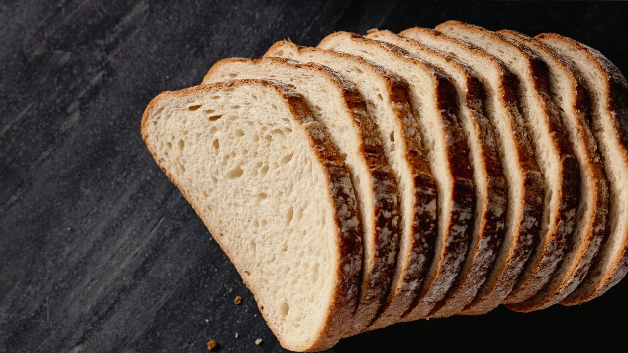 മാത്രമല്ല വൈറ്റ് ബ്രെഡില്‍ സോഡിയം ധാരാളം അടങ്ങിയിരിക്കുന്നു. ഇത് വയറുവീര്‍ക്കലിനും മാറ്റ് ദഹന പ്രശ്‌നങ്ങള്‍ക്കും കാരണമാകും. സോഡിയം കൂടുതലുള്ള ഭക്ഷണം രാവിലെ കഴിക്കുന്നത് വയറിന് നല്ലതല്ല. 

