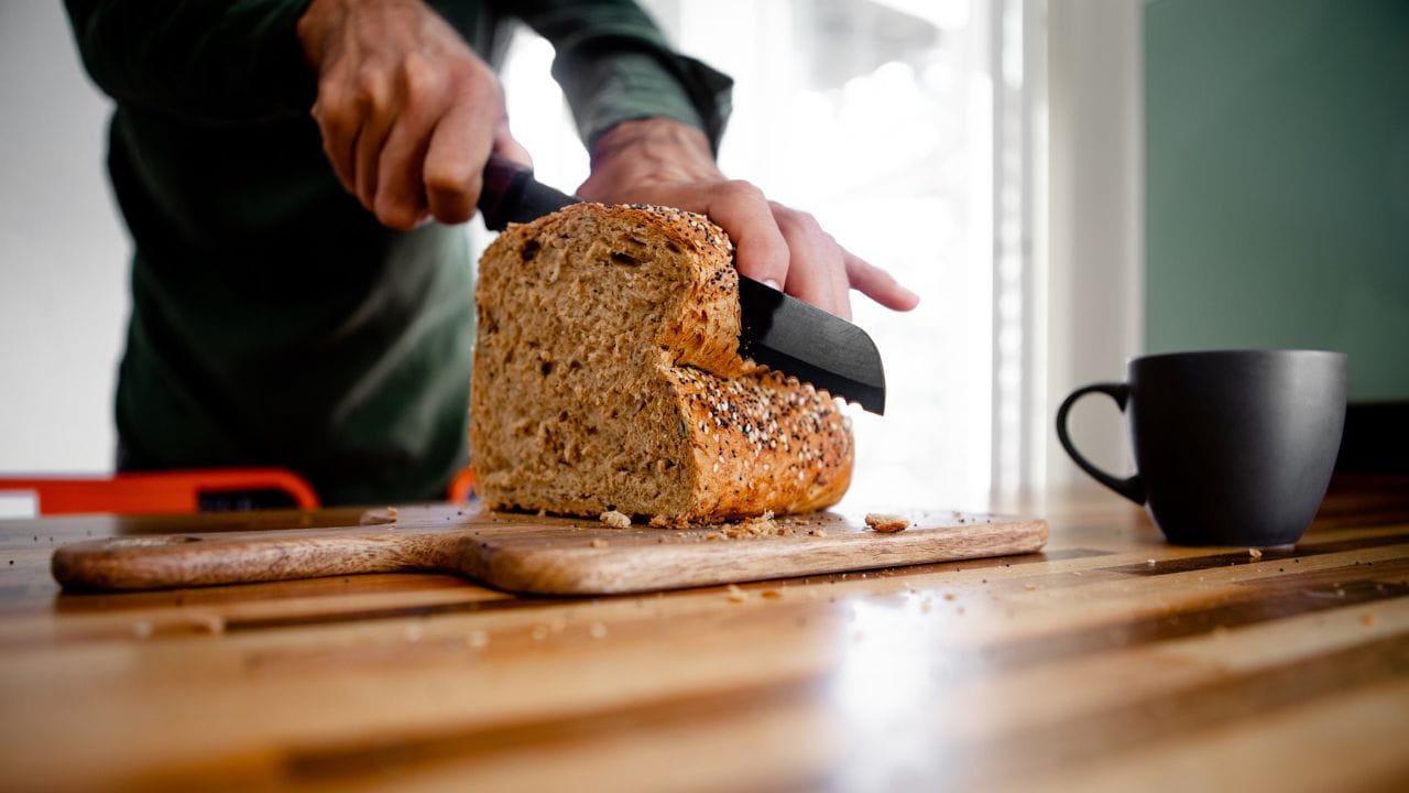 ബ്രെഡിലെ ഉയര്‍ന്ന ഗ്ലൈസെമിക് സൂചിക ശരീരത്തിലെ പഞ്ചസാരയുടെ അളവ് വര്‍ധിപ്പിക്കും. പഞ്ചസാരയുടെ അളവ് വര്‍ധിക്കുന്നത് ടൈപ്പ് 2 പ്രമേഹത്തിന് കാരണമാകുന്നു. വൈറ്റ് ബ്രെഡിലാണ് ഗ്ലൈസെമിക് സൂചിക കൂടുതല്‍. ഇത് വിശപ്പ് കൂട്ടുകയും ഭക്ഷണം കൂടുതല്‍ കഴിക്കുന്നതിന് ഇടയാക്കുകയും ചെയ്യും. 

