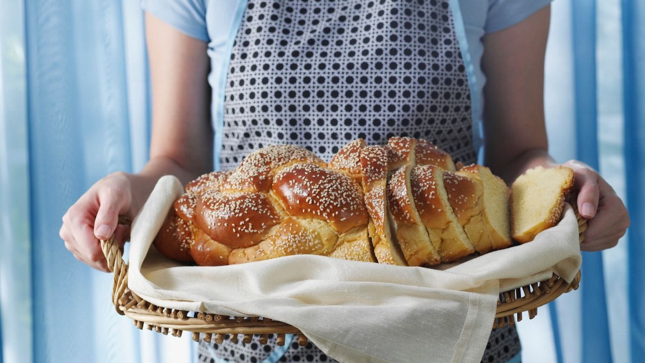 വെറും വയറ്റില്‍ ബ്രെഡ് കഴിക്കുന്നത് നിങ്ങളുടെ ആരോഗ്യം മോശമാക്കും. കാര്‍ബോഹൈഡ്രേറ്റ്, ഉപ്പ്, പഞ്ചസാര എന്നിവയുള്‍പ്പെടെ നിരവധി ഘടകങ്ങള്‍ ബ്രെഡിലുണ്ട്. ഇത് നിങ്ങളുടെ ദഹനവ്യവസ്ഥയെ ദുര്‍ബലമാക്കും. ദഹനം മോശമാകുന്നതോടെ മലബന്ധം, ഗ്യാസ് തുടങ്ങിയ പ്രശ്‌നങ്ങളുണ്ടാകും. 

