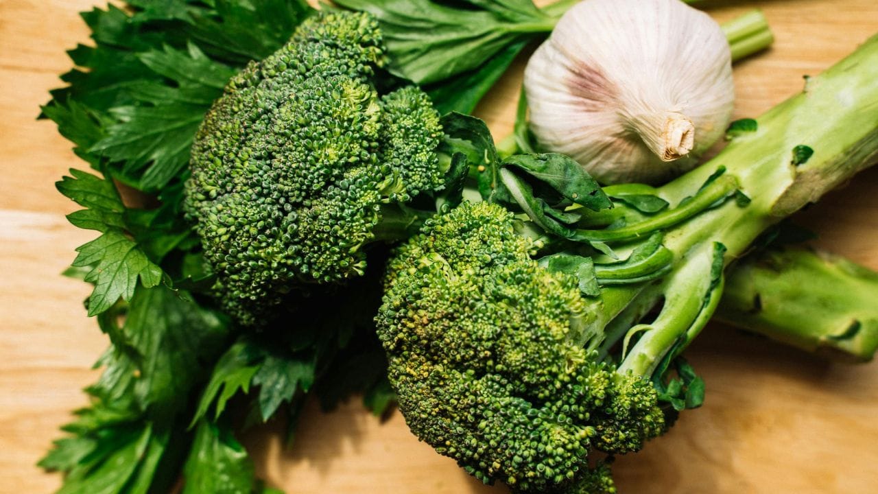 ബ്രൊക്കോളിയിൽ ചിലപ്പോൾ ചെറുപ്രാണികൾ മറഞ്ഞിരിക്കുന്നുണ്ടാകും. ശരിയായി വൃത്തിക്കാതെ ഇത് കഴിച്ചാൽ ചിലർക്ക് അലർജി ഉണ്ടാകാനുള്ള സാധ്യതയും കൂടുതലാണ്.  (Image Credits: Pexels)
